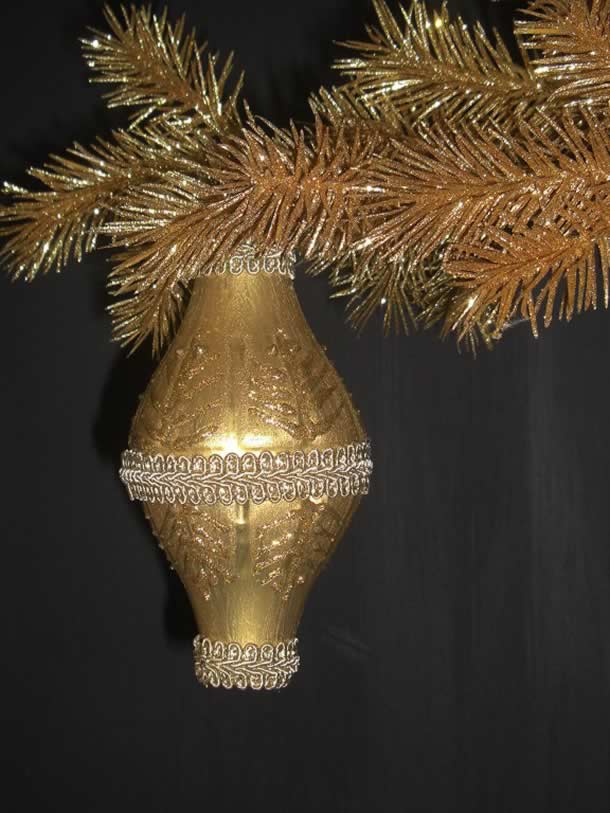 enfeites-de-natal-com-garrafas-pet-bola-ouro