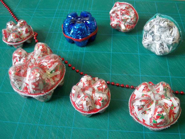 enfeites-de-natal-com-garrafas-pet-bolas